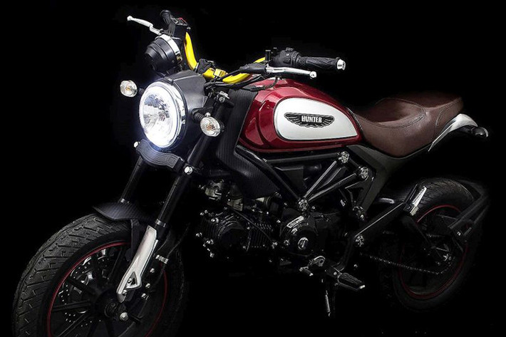 Khung của mẫu xe phiên bản "nhái" này có độ thoáng gầm tương đương với Ducati Scrambler Icon, trong khi yên ngồi phía sau của Lifan Hunter 125 cũng được “vay mượn” giống y hệt. Hệ thống phanh gồm bộ phanh đĩa cho cả hai bánh trước và sau với bộ mâm kích thước 14 inch.