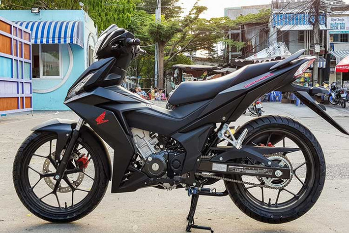 Xe máy phân khối nhỏ trang bị phanh ABS ở Việt Nam hiện đã có ở một số dòng xe tay ga tầm trung của Honda, Yamaha hay Piaggio. Với các loại xe khác cũng phân khối nhỏ như underbone hay backbone cụ thể là chiếc Honda Winner 150 mới, không được trang bị hệ thống ABS trong danh mục của nhà sản xuất.