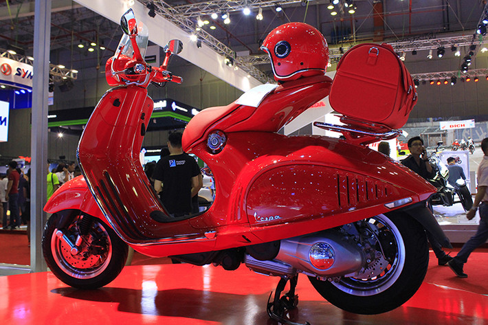 Với mỗi chiếc xe 946 (Vespa) RED tại các thị trường châu Âu, châu Á - Thái Bình Dương và Mỹ bán ra, Piaggio cùng đối tác sẽ bỏ ra 150 USD/xe để ủng hộ trực tiếp cho tổ chức từ thiện (RED) nhằm ngăn chặn, khám, chữa trị, và những dịch vụ hỗ trợ và xét nghiệm căn bệnh thế kỷ HIV.