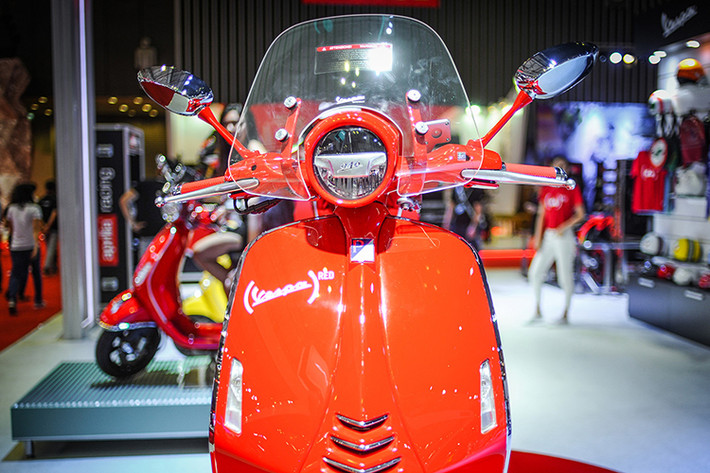 Sau nhiều hãng công nghệ và thời trang tên tuổi, năm nay hãng xe máy Piaggio cũng tham gia vào chương trình (RED) với chiếc 946 Vespa Red đặc biệt. Là một sản phẩm ủng hộ tổ chức (RED), chiếc xe cũng được sơn hoàn toàn trong tông màu đỏ tươi đặc trưng. So với các phiên bản 946 khác, xe có logo (Vespa) red đặc biệt nằm trên yếm trước.