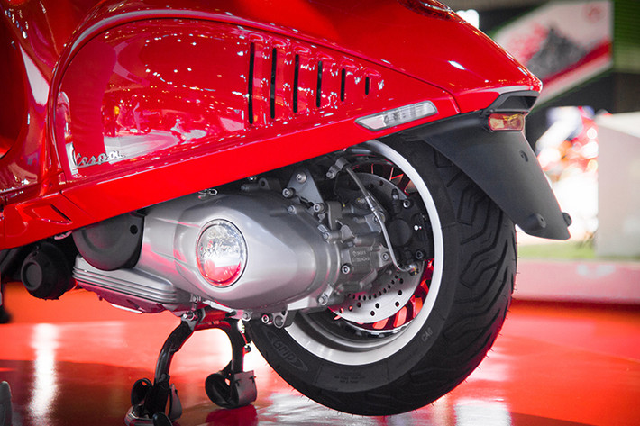 "Trái tim" của Vespa 946 Red là khối động cơ bốn xi lanh đơn 125cc với ba van, được làm mát bằng không khí và hệ thống phun điện tử. Động cơ cực kỳ hiện đại này giúp cho chiếc xe giảm tối đa tiếng ồn khi vận hành và được hãng xe Ý này tự hào có mức tiêu hao nhiên liệu cực kỳ thấp.