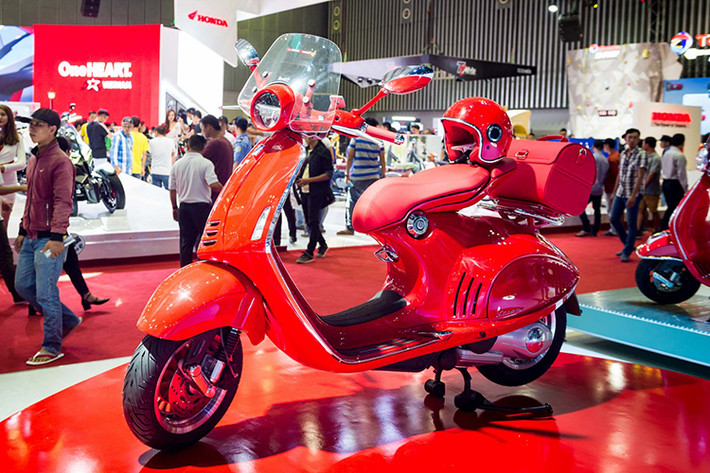 Mẫu xe tay ga Vespa 946 RED phiên bản 2017 là một tuyệt tác dành cho sự hoàn hảo về thẩm mỹ và công nghệ gợi nhớ đến năm ra đời của Vespa - 1946. Mẫu xe này được Tập đoàn Piaggio và tổ chức từ thiện RED đã hợp tác tạo nên và từng được chính thức ra mắt tại triển lãm xe máy 2017 (VMCS) vừa qua tại Việt Nam.
