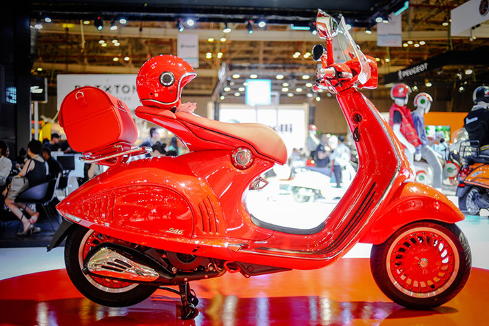 Trong những năm qua, đã từng có nhiều phiên bản đặc biệt của dòng xe tay ga hạng sang Piaggio Vespa 946 từng được tung ra thị trường như; Emporio Armani 946 hay Bellissima 946,... tuy nhiên phiên bản 946 (Vespa) Red lại có ý nghĩa đặc biệt hơn khi góp phần vào cuộc chiến chống lại căn bệnh thế kỷ AIDS của nhân loại.