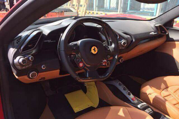 Bên trong của chiếc siêu xe Ferrari 488 GTB này có thiết kế khá năng động và mạnh mẽ. Cũng như những chiếc xe khác, 488 GTB có một cụm điều khiển ở giữa hai ghế, các lỗ thông hơi hệ thống điều hòa ở cạnh cửa và giữa bảng điều khiển, nhằm tối ưu hóa cho người sử dụng.