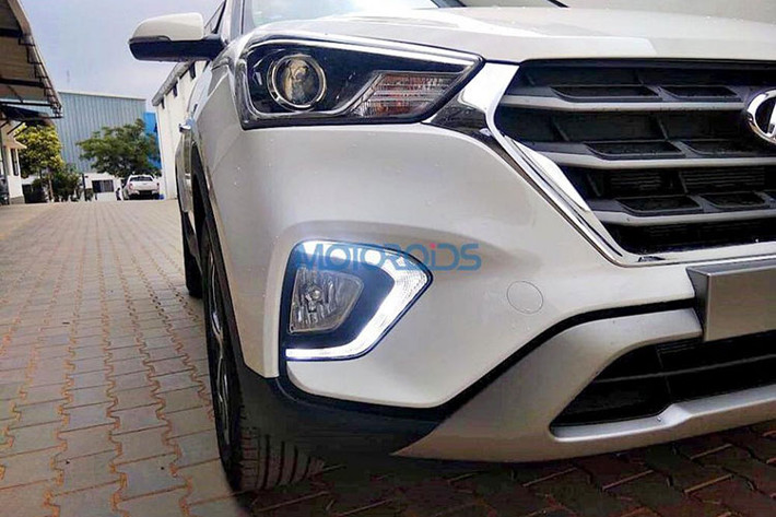 Qua những hình ảnh này, có thể thấy mẫu xe Hyundai Creta 2018 mới tại thị trường Ấn Độ đã được hãng xe Hàn Quốc nâng cấp đáng kể về thiết kế ngoại thất. Cụ thể, hãng xe Hàn Quốc đã bổ sung đầu xe mới cho Hyundai Creta 2018 với lưới tản nhiệt Cascading Grille đặc trưng.
