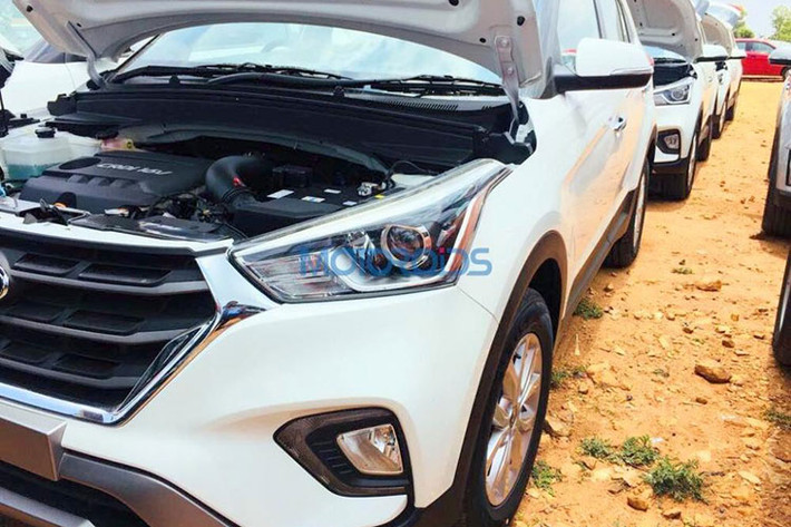 Màu sơn ngoại thất của Hyundai Creta 2018 là trắng, đen, bạc, đỏ, xám, cam, xanh dương, trắng phối đen và cam phối đen. Dự kiến, mẫu xe crossover 5 chỗ Hyundai Creta 2018 sẽ dùng động cơ như phiên bản cũ, cụ thể là máy dầu 1,4 lít, máy dầu 1,6 lít và máy xăng 1,6 lít. Động cơ sẽ đi với hộp số sàn hoặc tự động cùng 6 cấp số.