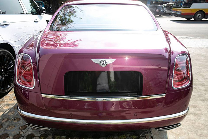 Bentley Mulsanne màu sơn tím độc đáo này được trang bị khối động cơ V8, dung tích 6,75 lít, tăng áp kép, sản sinh công suất tối đa 505 mã lực và mô-men xoắn cực đại ở mức 1.020 Nm tại vòng tua 1.750 vòng/phút.