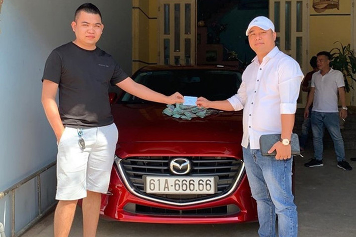 Trước đó, chiếc xe Mazda3 biển khủng 61A-666.66 thuộc quyền sở hữu của anh Trương Hoài Ân (sinh năm 1994 tại Tân Uyên, Bình Dương). Không lâu sau khi bốc được biển số "toàn lộc" này, anh Ân quyết định bán lại chiếc Mazda3 cho anh Tâm một dân chơi chuyên sưu tập xe biển số đẹp tại Đồng Nai với mức giá gần 2 tỷ đồng.