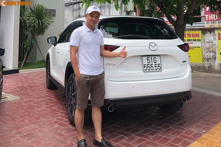 Trong ảnh là một chiếc xe Mazda CX-5 đời 2018 với biển số "ngũ quý 5", nó từng được chủ nhân rao bán với giá lên đến 2,4 tỷ đồng tại Sài Gòn. Tất nhiên mức giá này chủ yếu được bán kèm với biển số 51G-555.55.