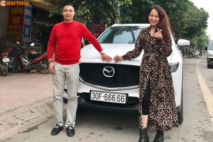 Gần đây nhất, một chiếc Mazda CX-5 khác mang biển ngũ quý 6 tại Hà Nội (30F-666.66) cũng đã được chủ nhân chào bán với giá tới 3 tỷ đồng. Ngay sau khi rao bán, những chiếc xe biển "độc, khủng" này cũng nhanh chóng đến tay chủ mới là những đại gia đam mê sưu tầm...