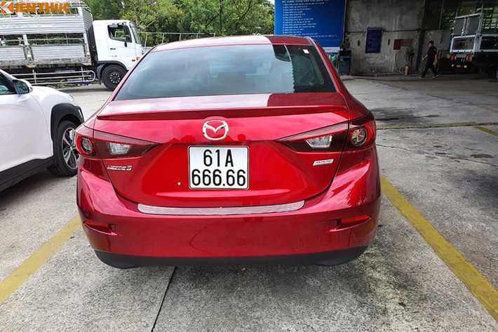 Bên cạnh đó, số 6 là con số thuận lợi và may mắn nhất theo quan niệm của người Trung Hoa, cách viết số 6 thể hiện lộc sinh ra sẽ luôn đi thẳng vào nhà và không biến mất. Số 6 là số lộc cho nên người dùng biển số "lục quý 666666 "sẽ thuận buồm xuôi gió.