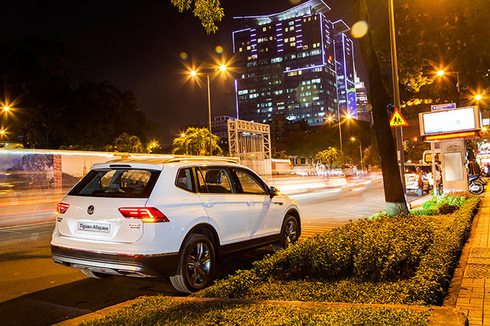 Hệ thống đèn của xe ấn tượng với cụm đèn pha LED và đèn sương mù chủ động điều chỉnh khoảng chiếu sáng khi vào cua hay rẽ..., cụm đèn sau LED có độ chiếu sáng tương phản cao. Đuôi xe thể thao và tinh tế với hệ thống ống xả kép ở hai bên và dấu ấn “all space” mạ crôm in nổi. Xe sở hữu bộ mâm đúc hợp kim nhôm 19-inch 5 chấu “Victoria Falls”.