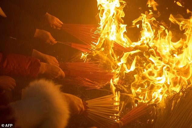 Mọi người thắp hương và đốt vàng mã dâng các lễ vật khác với quy mô lớn hơn nhiều so với bất kỳ lễ hội nào khác ở Trung Quốc.
