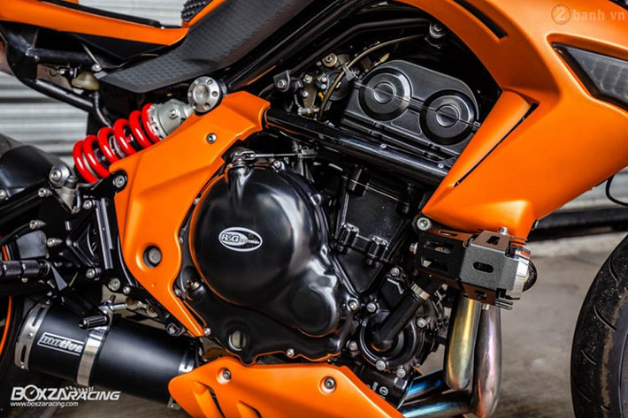Là bản độ đến từ K-Speed - một hãng chuyên độ xe tại Thái Lan, mẫu xế độ Kawasaki ER-6N này không chỉ dữ dàn về ngoại hình mà còn khá ổn định và mạnh mẽ khi được trang bị hàng loạt những món đồ choei hàng hiệu đắt giá, đầy mạnh mẽ và cá tính.