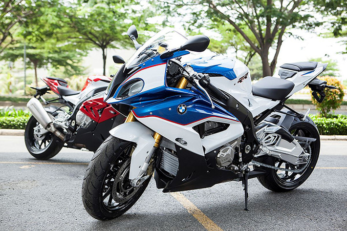 Tại thị trường Việt Nam, Benelli BN600i từng được phân phối với giá khoảng 200 triệu đồng vào năm 2015 nhưng hiện giờ nó đã được thay thế bằng phiên bản khác. Còn với chiếc siêu môtô BMW S1000RR, xe sở hữu khối động cơ 1.000cc, 4 xi-lanh làm mát bằng dung dịch và có giá bán tại thị trường Việt Nam lên tới hơn 700 triệu đồng.
