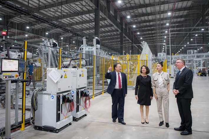 Đó là những lý do VinFast quyết định lựa chọn Ngô Thanh Vân làm đại sứ thương hiệu cho các dòng sản phẩm ôtô của mình. Theo đại diện Vifast cho hay, "“Chúng tôi nhận thấy Ngô Thanh Vân là một hình mẫu, mang đầy đủ tinh thần, tính cách đặc trưng của VinFast. Đó là sự mãnh liệt, quyết tâm không ngừng nghỉ nhằm chinh phục những mục tiêu lớn lao, với khát vọng đưa tên tuổi Việt Nam rạng danh trên trường quốc tế."