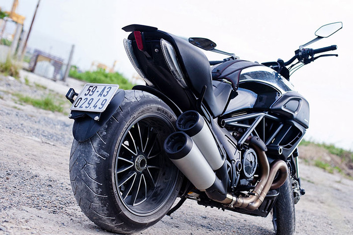 Diavel có chiều cao yên xe tính từ mặt đất 770 mm, phù hợp với vóc dáng của người châu Á. Trang bị hệ thống kiểm soát độ bám đường với các chế độ lái khác nhau.