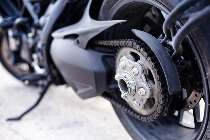 Diavel sử dụng giảm xóc trước hành trình ngược hiệu Marzocchi, giảm xóc sau dạng đơn hiệu Sachs. Phanh trước và sau của Brembo.