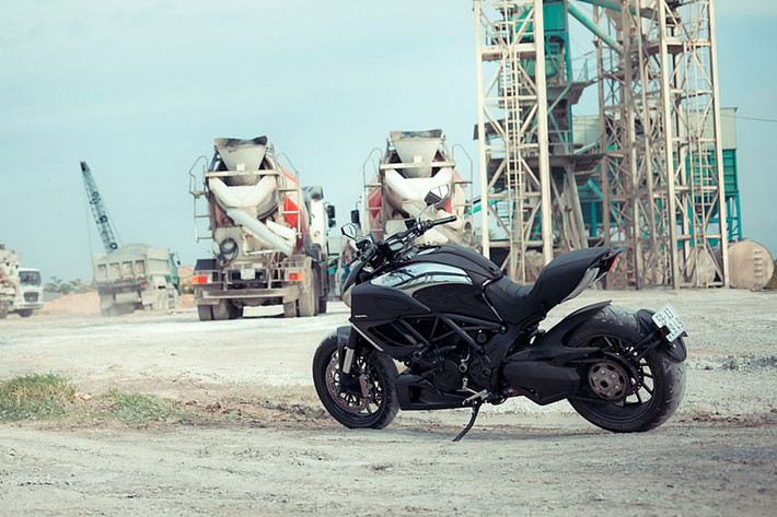 Ducati Diavel là một trong những mẫu Cruiser đẹp nhất thế giới, đây thực sự không phải là chiếc xe, nó được người hâm mộ ví von như một con “mãnh thú”.