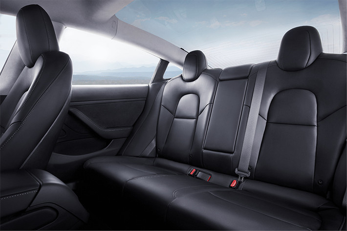 Tesla sẽ ra mắt một phiên bản mới trong dòng sản phẩm Model 3, được gọi là phiên bản “Standard Range Plus” có phạm vi hoạt động lên đến 240 dặm (386 km), nó cũng đi kèm với nhiều trang bị tiện nghi và giải trí hơn như: ghế trước chỉnh điện 12 hướng và có sưởi, hệ thống âm thanh được nâng cấp, đèn sương mù LED,...