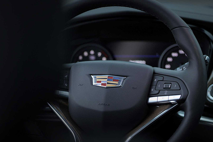 Về nội thất, cabin trên 02 phiên bản Premium Luxury và Sport được bán ra có sự khác biệt, cụ thể bản Premium Luxury sẽ được trang trí bằng vật liệu gỗ, trong khi đó bản Sport có viền bằng sợi carbon lấy cảm hứng từ các phiên bản hiệu suất cao (dòng V-Series).
