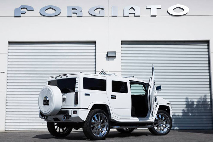 Đây là mẫu Hummer H2 bản 2009 sở hữu động cơ V8 6.2 lít cho công suất 393 mã lực. Tuy nhiên, thân hình đồ sộ cùng với cân nặng 3.9 tấn khiến nó trở nên cực kỳ chậm chạp và ăn xăng.