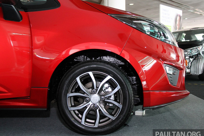 Trên phiên bản mới của chiếc Proton Iriz này, hãng xe Malaysia còn cung cấp thêm gói trang bị SD Aerodynamics thể thao với các sọc chỉ đỏ trang trí trên lưới tản nhiệt, đường viền bao quanh xe, trên vành và gương hậu. Thêm đèn LED ban ngày, bộ khuếch tán sau thiết kế lại, ống xả kép, cánh gió sau thêm cánh gió phụ...