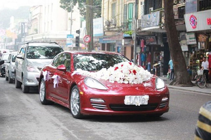 Vào tháng 4/2014, nam ca sĩ Tuấn Hưng đã bất ngờ tổ chức buổi rước dâu và đám cưới hoành tráng bằng những chiếc xe sang đắt tiền như Range Rover Evoque, xe siêu sang Rolls-Royce Phantom hay cầm lái chiếc sedan Porsche Panamera màu đỏ làm xe rước dâu.