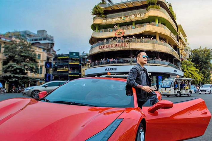 Đắt và đình đám nhất trong bộ sưu tập siêu xe của Tuấn Hưng phải kể đến chiếc Ferrari 488 GTB màu đỏ, Tuấn Hưng mua lại "siêu ngựa" này diễn ra vào tháng 9/2017 và đến 3h sáng ngày 16/10/2018, siêu xe Ferrari 488 GTB đã gặp tai nạn kinh hoàng tại cao tốc Nội Bài - Lào Cai.
