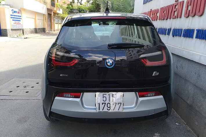 Theo hãng xe BMW cho hay, kết cấu của i3 được thiết kế nhằm đạt trọng lượng nhẹ nhất, trọng lượng của xe chỉ chưa đầy 1,2 tấn và có thể dễ dàng thay thế các chi tiết khi bị hỏng. Theo hãng xe Đức cho biết, i3 cũng là một trong những mẫu BMW đầu tiên được trang bị đèn pha Led.