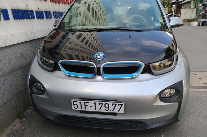 Xe ôtô điện BMW i3 được nhập khẩu về Việt Nam từ năm 2015, xe thuộc sở hữu của chủ tịch hãng taxi Mai Linh. Kể từ khi về nước đến nay, chiếc BMW i3 này hiếm khi xuất hiện ngoài đường. Mới đây, nó đã có màn tái xuất trên đường phố Sài Gòn và khiến nhiều người tò mò.