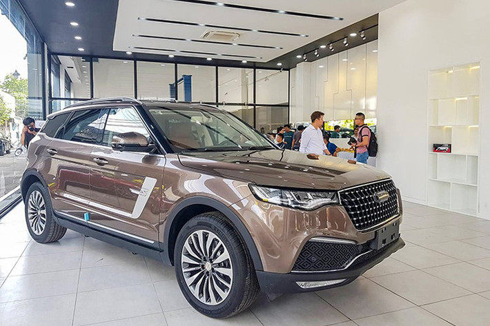 Mẫu xe này cũng mới được phân phối chính hãng tại thị trường Việt Nam. Zoyte Z8 sở hữu kích thước dài x rộng x cao lần lượt là 4.748 x 1.933 x 1.697 mm, chiều dài trục cơ sở 1.850 mm, tuy nhiên xe lại chỉ có thiết kế 5 chỗ ngồi - tương đương với mẫu xe SUV hạng sang Porsche Cayenne và to hơn cả Hyundai SantaFe hay Sorento.