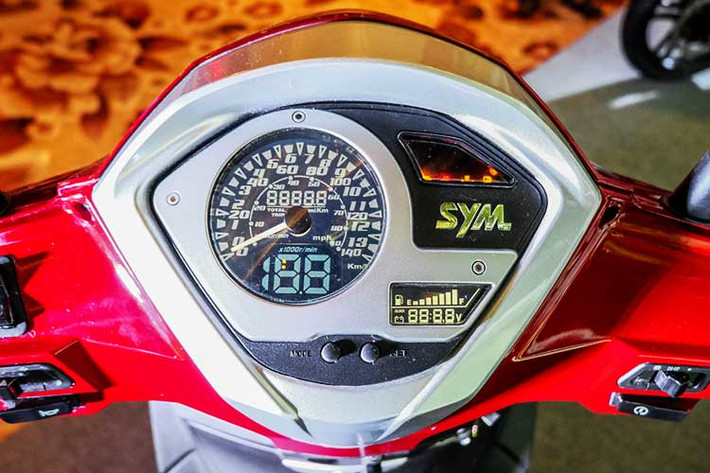 Nổi bật ở phần đầu xe là cụm đồng hồ công-tơ-mét có màn hình LCD hiện đại, hiển thị đầy đủ thông số kỹ thuật, đèn báo, nút chỉnh giờ...