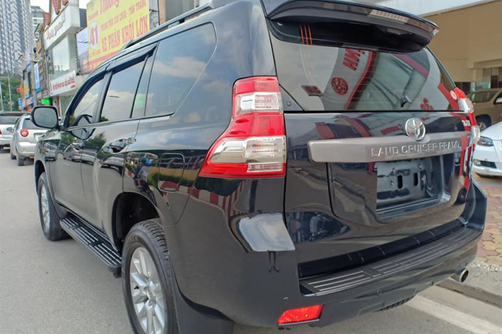 Kích thước tổng thể của mẫu SUV 7 chỗ cỡ lớn của Toyota khá gọn gàng, chỉ nhỉn hơn mẫu Fortuner một chút với thông số dài x rộng x cao lần lượt 4.780 x 1.885 x 1.845 mm. Nổi bật nhất ở ngoại thất chính là cụm đèn pha LED thiết kế hình boomerang, đi kènm tính năng cân bằng góc chiếu tự động, kết hợp với lưới tản nhiệt mạ chrome cỡ lớn.