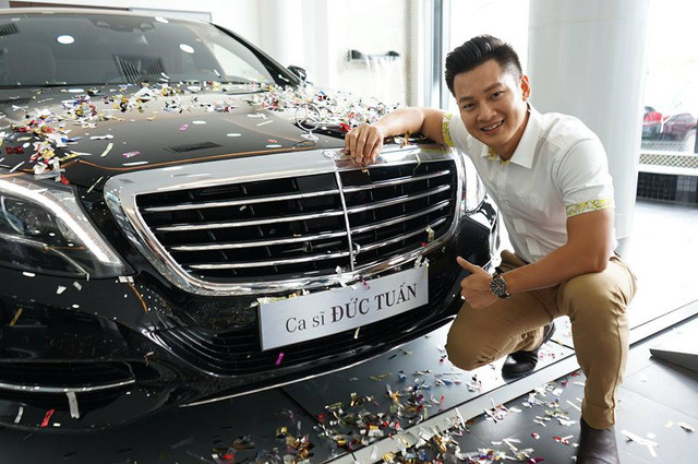 Mới đây, một đại lý Mercedes-Benz tại TP HCM đã chia sẻ những hình ảnh bàn giao chiếc sedan hạng sang S400L cho nam ca sĩ Đức Tuấn. Được biết tại thị trường Việt Nam, chiếc xe sedan Mercedes-Benz S400L đời mới hiện đang có giá bán chính hãng khoảng 4 tỷ đồng.