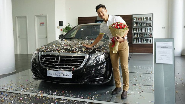 Đó là còn chưa kể đến một số tính năng tiện nghi như ghế người lái và hành khách phía trước chỉnh điện, ghế trước nhớ 3 vị trí, kính xe cách nhiệt, hệ thống truyền thông đa phương tiện Comand Online với đầu đọc DVD 6 đĩa, đầu đọc thẻ SD, kết nối Bluetooth, hệ thống dẫn đường và định vị vệ tinh toàn cầu GPS, hệ thống giải trí...