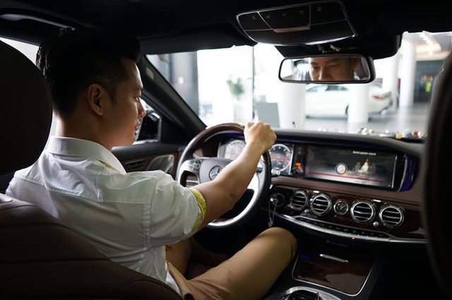 Một số trang thiết bị nổi bật của chiếc xe sang Mercedes-Benz S400L mà Đức Tuấn vừa tậu là vành xe 18 inch 5 chấu kép, lưới tản nhiệt mạ crôm, cửa sổ trời Panorama chỉnh điện, đèn bao nội thất có thể chỉnh 7 màu sắc cũng như độ sáng, nội thất ốp gỗ bóng Blurr Walnut màu nâu, vô lăng 2 chấu bọc da, ốp gỗ, 2 màn hình màu TFT 12,3 inch,...