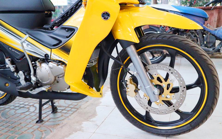 Xe có kích thước dài, rộng, cao lần lượt là 1.900 x 675 1.040 mm, chiều cao yên xe 752 mm và trục cơ sở 1.250 mm. Trọng lượng xe 106 kg và dung tích bình xăng 5,5 lít.
