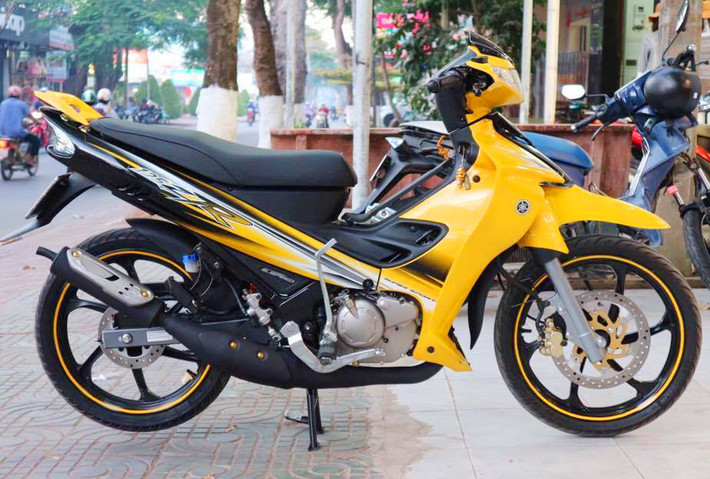 Yamaha 125ZR là dòng xe côn tay cỡ nhỏ 2 thì ra mắt từ năm 1998. Mẫu xe này nhận được sự tin dùng của nhiều khách hàng tại châu Âu, nhưng bán nhiều nhất ở Đông Nam Á, đặc biệt Malaysia và Singapore. Các tín đồ xe 2 thì tại Việt Nam cũng khá ưu chuộng 125ZR, tuy nhiên, giá bán khá cao do rào cản về thuế.