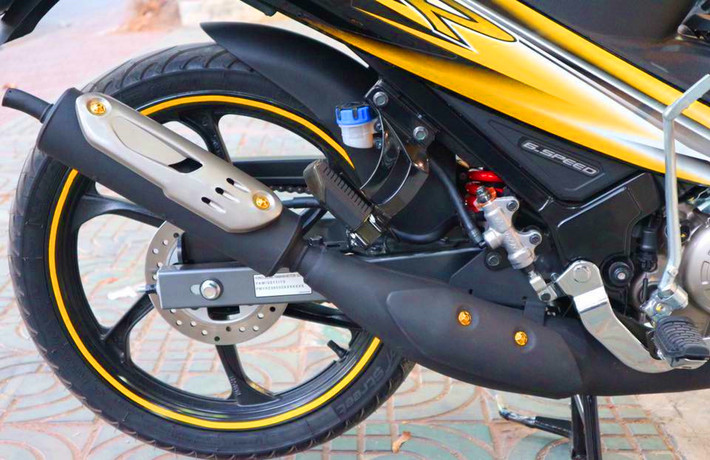 Hệ thống giảm xóc trước của xe thiết kế dạng ống lồng, giảm xóc sau lò xo trụ đơn bên cạnh vành đúc và phanh đĩa đơn trước, sau.