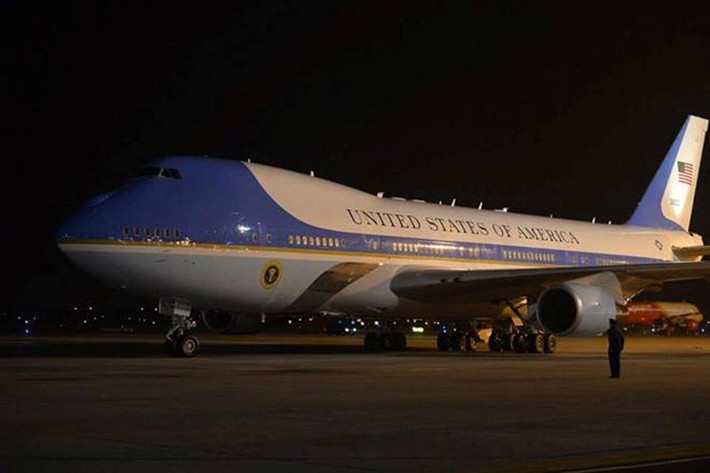 Gần 22h ngày 22/5, xe chở Tổng thống Mỹ Obama cùng đoàn hộ tống bắt đầu rời nhà khách VIP sân bay Nội Bài hướng về phía cầu Thăng Long. Đi đầu là môtô và ôtô dẫn đoàn của cảnh sát giao thông, tiếp đó là xe của quan chức Bộ Ngoại giao Việt Nam.