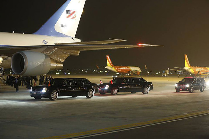 Chiếc siêu xe chống đạn Cadillac One chở ông Obama được gọi là "Stagecoach", trong khi chiếc còn lại được gọi là Spare, có nhiệm vụ "đóng thế" để khiến những kẻ tấn công bối rối, đồng thời chở một số quan chức cấp cao, quan trọng của Mỹ trong một số trường hợp.
