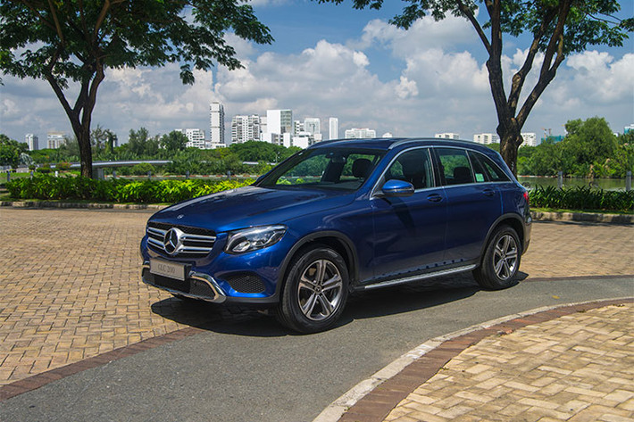 GLC dài hơn và rộng hơn mẫu xe tiền nhiệm GLK lần lượt là 120 mm và 50 mm. Hàng ghế sau tăng thêm 57 mm, riêng khoảng để chân tăng 36 mm; khoang hành lý dài hơn 40 mm và rộng hơn 150mm; thể tích khoang hành lý tăng thêm 80 lít. Nếu gập hàng ghế sau xuống sàn, khoang hành lý 1.600 lít có khả năng chứa cả xe đạp leo núi hay vài bộ gậy golf...