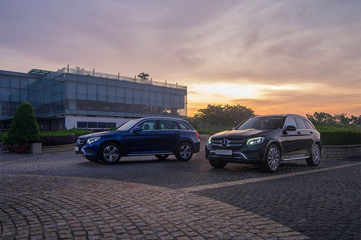 GLC 200 được phân phối chính hãng tại thị trường Việt Nam với 8 màu sơn ngoại thất, phối cùng 3 tông màu nội thất tiêu chuẩn. Giá bán của GLC 200 là 1,684 tỷ đồng (đã bao gồm thuế GTGT), đi cùng chế độ bảo hành 3 năm không giới hạn số km. Xe đã có mặt tại hệ thống đại lý ủy quyền của Mercedes-Benz trên toàn quốc. Những sản phẩm đầu tiên sẽ đến tay khách hàng từ đầu tháng 5/2018.