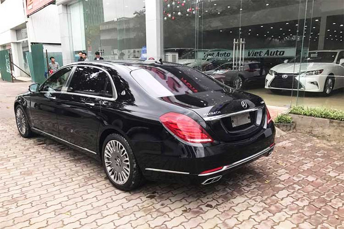 Xe sở hữu chiều dài 5.453 mm, với trục cơ sở kéo dài thêm 20 cm, Maybach S600 khác biệt hoàn toàn so với những chiếc Mercedes-Benz S-Class thông thường. Nhìn từ bên hông, chiếc xe siêu sang của Mercedes mang nhiều đường nét thiết kế của mẫu Maybach 57 vang danh một thời.