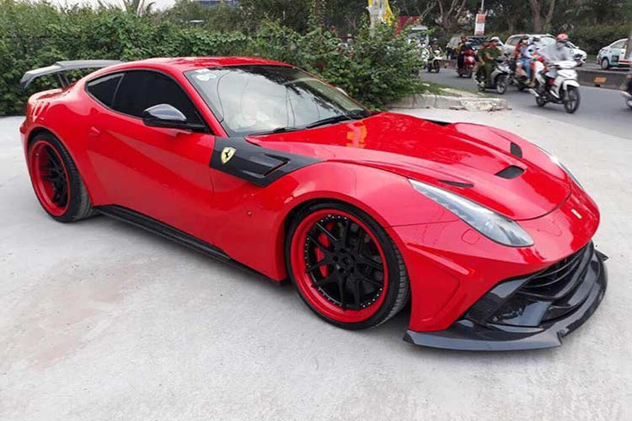 Sau hơn 1 tháng nhận bàn giao siêu xe độ Lamborghini Aventador Limited Edition 50 độc nhất Việt Nam, doanh nhân Vũng Tàu tiếp tục gây bất ngờ khi vừa mới nhận thêm một bản độ siêu xe khác cũng thuộc diện có một không hai tại Việt Nam là của chiếc siêu xe Ferrari F12 Berlinetta màu đỏ với gói độ Duke Dynamics.