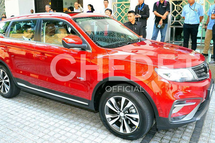 Thông tin về cuộc gặp gỡ của Thủ tướng Malaysia và đại diện 2 công ty kể trên sẽ không thu hút sự chú ý của nhiều người nếu không có sự kiện ông Mahathir Mohamad lái thử chiếc SUV nội địa sắp ra mắt của Proton.