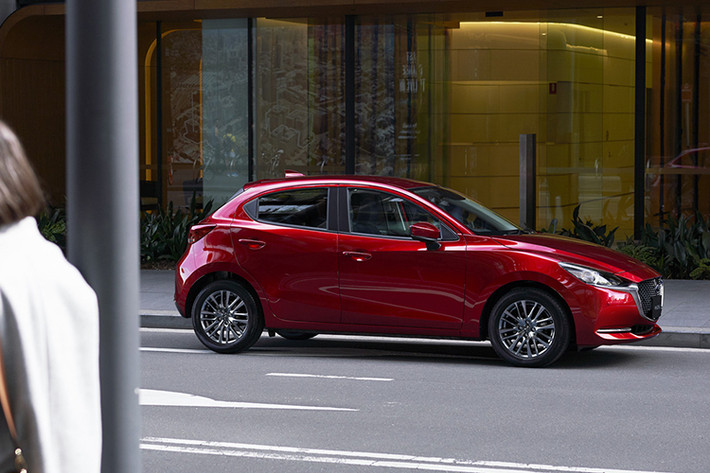 Về an toàn, Mazda2 2019 tại thị trường Nhật Bản được trang bị hệ thống Mazda Radar Cruise Control (MRCC) tùy chọn với tính năng Stop and Go. Tuy nhiên, vì Mazda2 2019 không có phanh tay điện tử nên người lái vẫn phải nhấn chân phanh khi dừng đèn đỏ. Thêm vào đó là hệ thống hỗ trợ giữ làn đường giờ đây đã được trang bị tùy chọn cho xe.