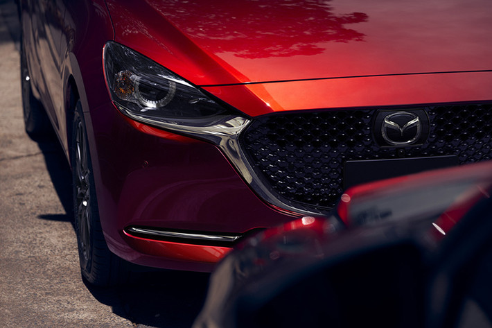 So với phiên bản cũ, Mazda2 2019 đã thay đổi đáng kể trong thiết kế ngoại thất. Điểm nhấn đầu tiên của Mazda2 mới chính là phần đầu xe theo phong cách của Mazda6 nâng cấp. Điều này được thể hiện qua viền lưới tản nhiệt mạ crôm dày dặn hơn và ôm lấy khu vực bên dưới cụm đèn pha.