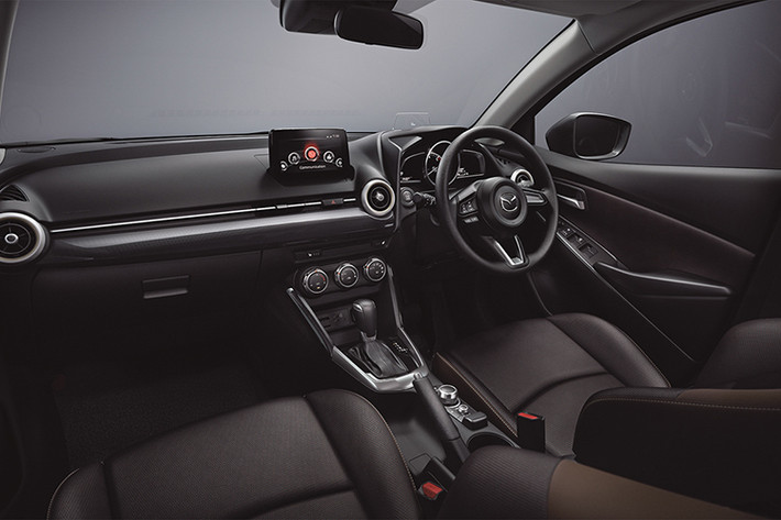 So với ngoại thất, nội thất của Mazda2 2019 thay đổi ít hơn với màu và những chi tiết ốp trang trí mới. Đặc biệt, hệ thống thông tin giải trí Mazda Connect hiện đã hỗ trợ Apple CarPlay và Android Auto cho phép kết nối với điện thoại thông minh. Cũng theo hãng Mazda, nội thất của Mazda2 mới còn được cách âm tốt hơn nên yên tĩnh hơn trước.